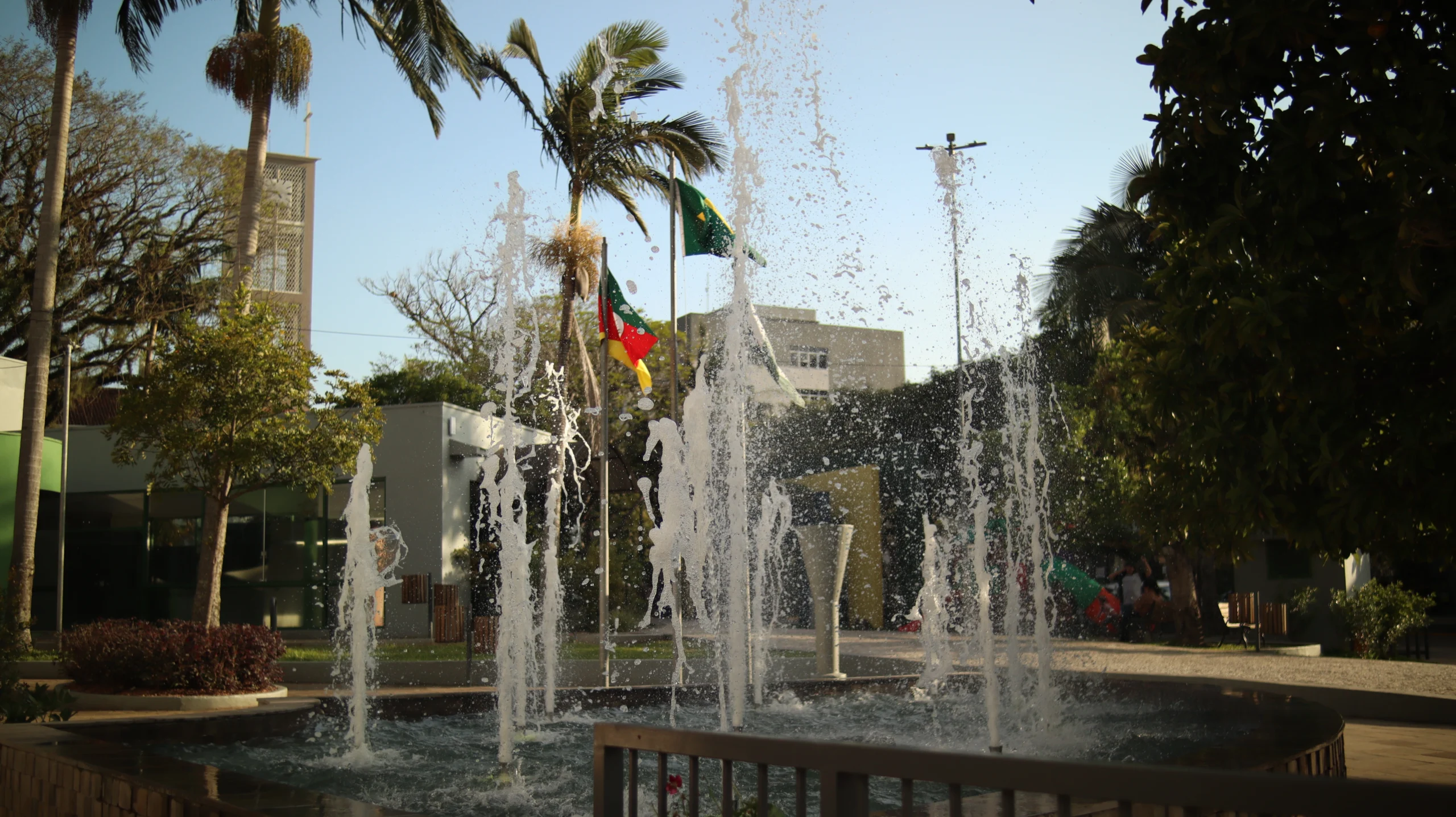 Fonte ornamental em praça, vista geral da instalação e do paisagismo